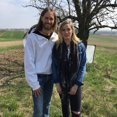 ESC Sängerin Molly Sterling mit Imker Simon Tötschinger draußen in der Natur bei den Bienen
