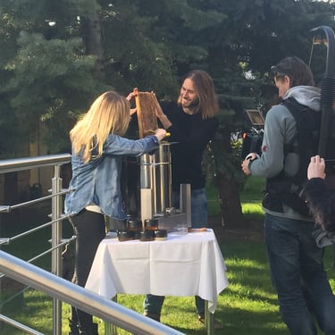 ESC Sängerin Molly Sterling mit Imker Simon Tötschinger beim Filmdreh