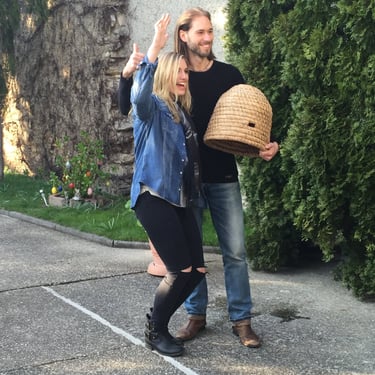 ESC Sängerin Molly Sterling mit Imker Simon Tötschinger und einem Strohbienenkorb