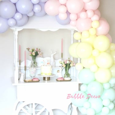 desertų vežimėlio karietos nuoma krikštynoms balionų girlianda kiškiai