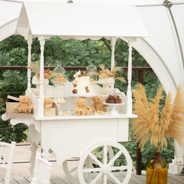 baltas desertų vežimėlis karieta su meškučiais nuoma