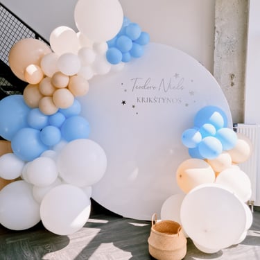 krikštynų foto zona su balionais žydra smėlinė balta užrašas
