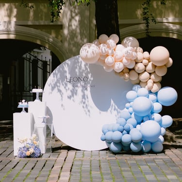 krikštynų foto zona balionai foto sienelė žydra smėlinė kolonos