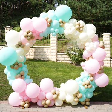 vaikų šventės dekoratorė rožinis dekoras krikštynoms foto zona balionų arka arka su balionais