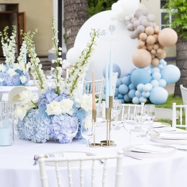 krikštynų stalas mėlynas dekoras balionai