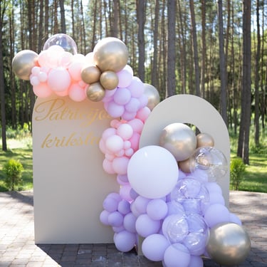 krikštynų foto sienelė balionų dekoras foto zona auksas alyvinė rožinė