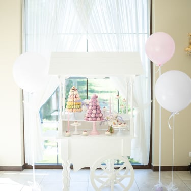 baltas desertų vežimėlis karutis karieta desertams nuoma krikštynoms desertai