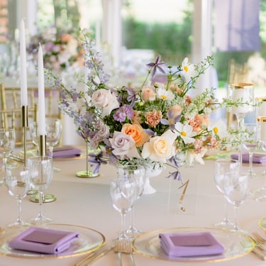 vestuvių dekoratorė floristė alyvinės vestuvės auksinė polėkštė gėlių kompozicija alyvinė stalo numeris