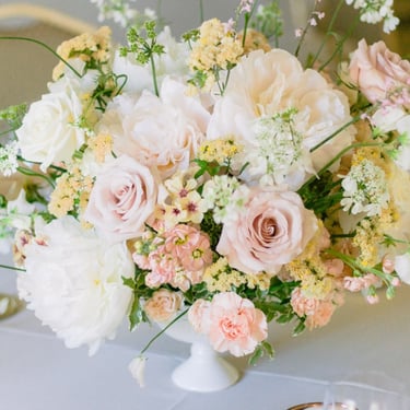 vestuvių dekoratorė floristė saldaus stalo dekoras Krikštėnų dvare stalo kompozivija puokštė