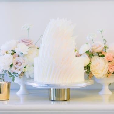 vestuvių dekoratorė floristė saldaus stalo dekoras Krikštėnų dvare vestuvių tortas baltas