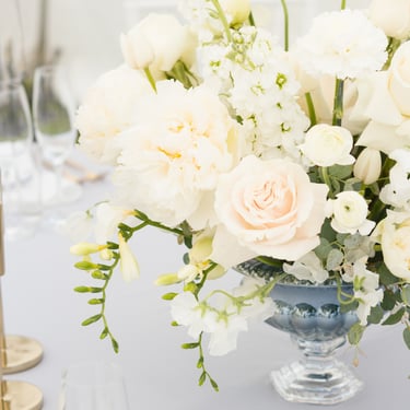 vestuvių dekoratorė floristė saldaus stalo dekoras auksas baltos gėlės