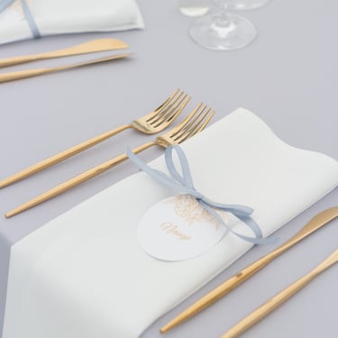 vestuvių dekoratorė floristė saldaus stalo dekoras auksas auksiniai įrankiai vardo kortelė