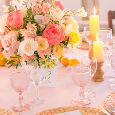 vestuvių dekoratorė floristė itališkas stalo dekoras su citrinomis Skeiville koraliniai bijūnai