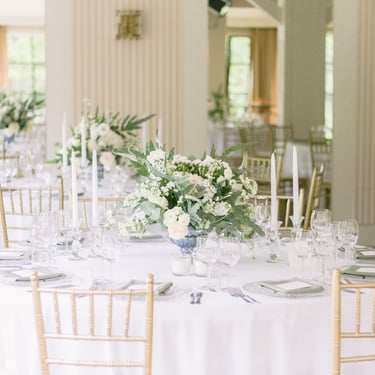 vestuvių dekoratorė floristė saldaus stalo dekoras Villa Top Vilniuje stalo dekoras žalia auksas krištolas