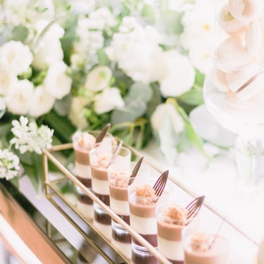 vestuvių dekoratorė floristė saldaus stalo dekoras Villa Top Vilniuje saldaus stalo dekoras žalia auksas krištolas desertai