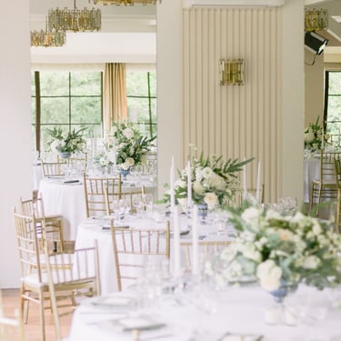 vestuvių dekoratorė floristė saldaus stalo dekoras Villa Top Vilniuje stalo dekoras žalia auksas krištolas