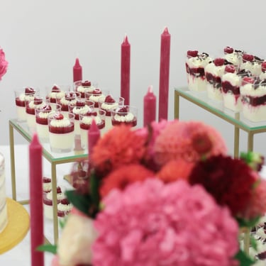 vestuvės su jurginais Kaune vestuvių dekoratorė floristė vestuvių floristikos paslaugos desertai panacotta