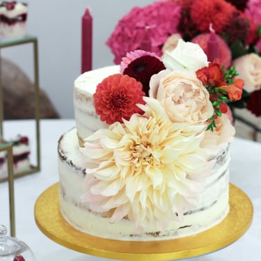 vestuvės su jurginais Kaune vestuvių dekoratorė floristė vestuvių floristikos paslaugos vestuvių tortas su jurginais