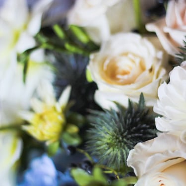 Vestuvių dekoratorė floristė Trakuose floristikos ir dekoro paslaugos mėlynas dekoras mėlynos hortenzijos stalo kompozicija