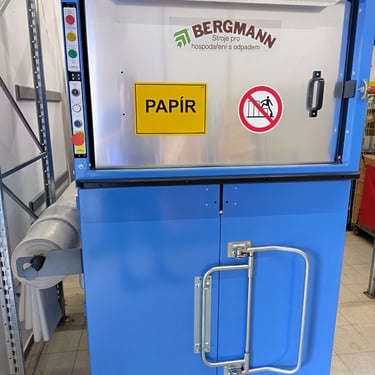Paketovací lis na papír