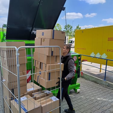 Plnění lisovacího kontejneru krabicemi