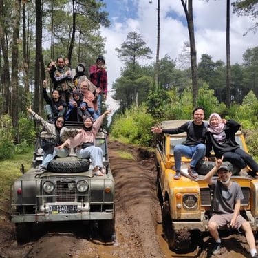 Wisata off road Lembang bersama rombongan di atas jeep 4x4 di tengah hutan pinus, suasana seru dan ceria di jalur tanah