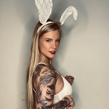 femme déguisée en lapin