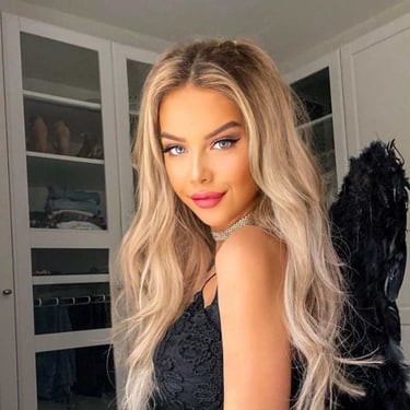 femme de profil en robe noire