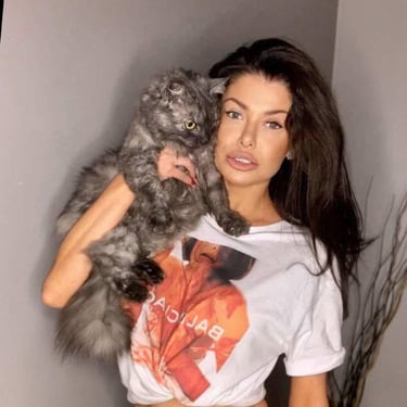 femme tient un chat dans le bras