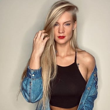 femme en tenue décontractée
