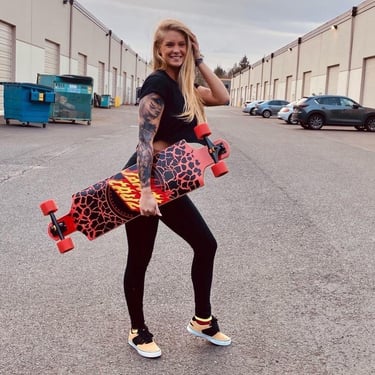 femme tient un skateboard dans la main