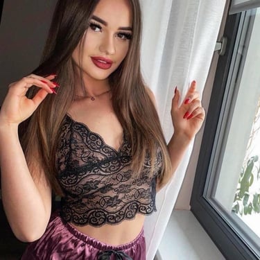 fille devant fenetre en sous vetement