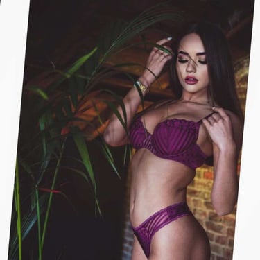 fille en lingerie couleur vin