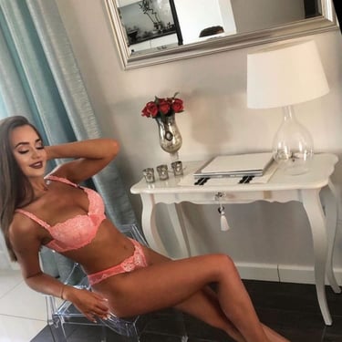 fille assis en lingerie rose bonbon