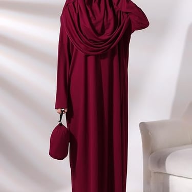 habit rouge avec un sac