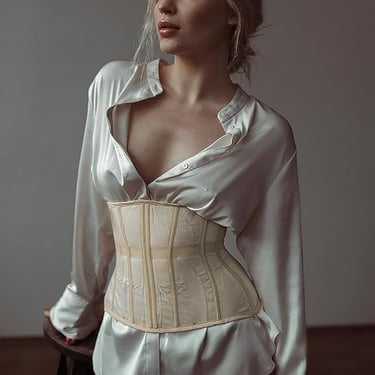 femme en chemise blanche et corset blanc
