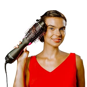 femme en rouge tient la brosse electrique
