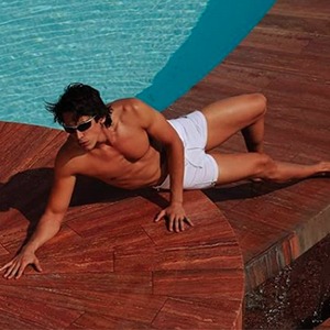 homme allongé sur le sol