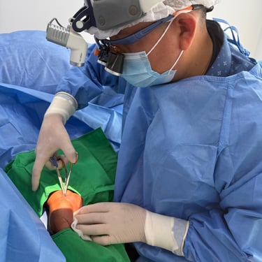 dr tafur operando un neuroma en mano