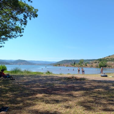 Baignade dans le lac de Salagou