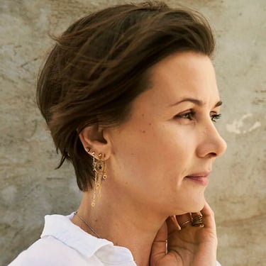 Reaya, Sydney client, smiling portrait for her fairy energy and quantum healing hypnosis review.