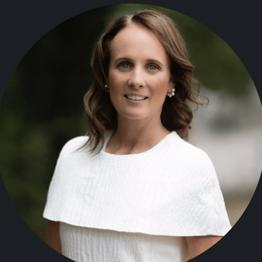 Louise, Sydney local, smiling headshot for her corporate to quantum healing hypnosis review