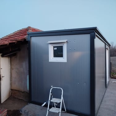 blaga kosina krova sivi kontejner prozor u kupatilu i vrata