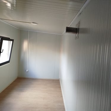 unutrasnjost kontejnera sa prozorom uticnicama led svetlo i otvor za dimnjak