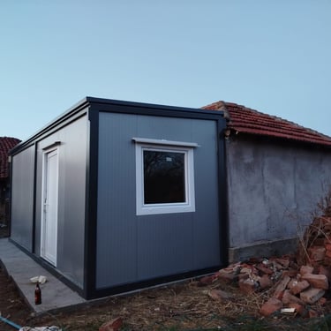 kontejner za stanovanje Zajecar sive boje prozor i vrata