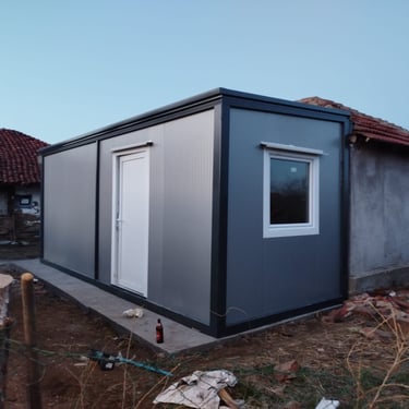 stambeni kontejner prislonjen uz kucu sive boje prozor i vrata bele boje pvc