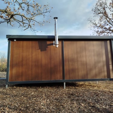 kontejner u drvo dekor boji sa prohromskim dimnjakom