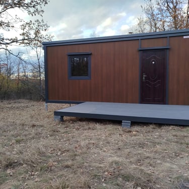 kontejner za stanovanje sa terasom od dekinga u prirodi