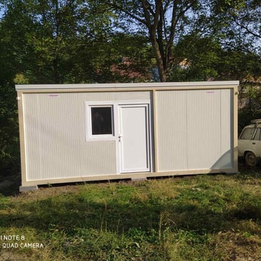 Gradjevinski beli kontejner sa kosim krovom i olucima od 15m2 i dve sobe