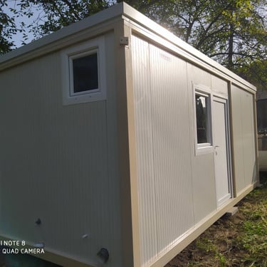 beli kontejner za stanovanje sa kupatilom u dvoristu